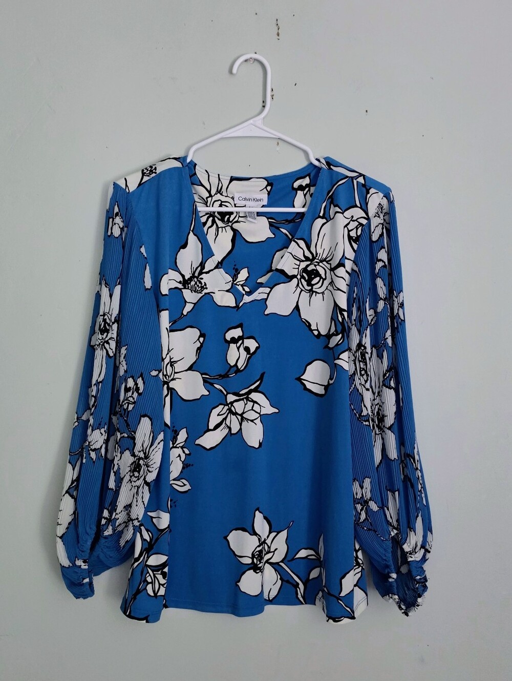 Calvin Klein Blue Floral Long-Sleeve V-Neck Top